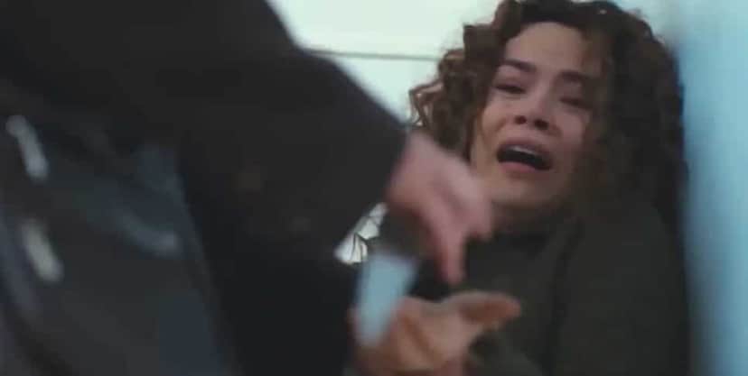 Sirin chora desesperada ao ver revolta de Hatice com facão na mão (Foto: Reprodução/ Record TV) Sirin chora desesperada ao ver revolta de Hatice com facão na mão (Foto: Reprodução/ Record TV)