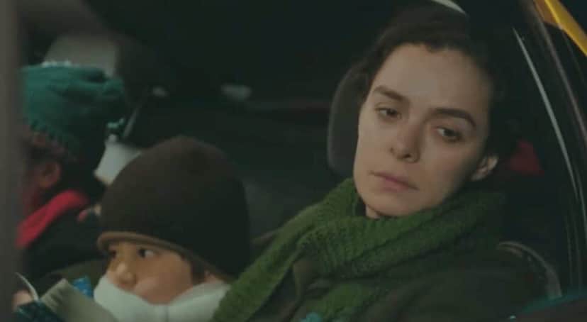 Filhos de Bahar choram por saber que a mãe pode morrer (Foto: Reprodução/ Record TV) Filhos de Bahar choram por saber que a mãe pode morrer (Foto: Reprodução/ Record TV)