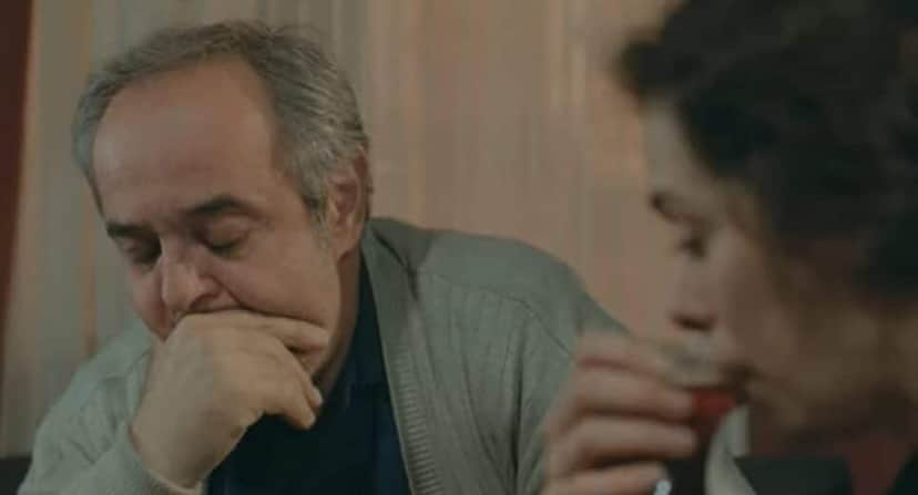 Enver e Bahar conversam e ele sente remorso por não dizer o que sabe (Foto: Reprodução/ Record TV) Enver e Bahar conversam e ele sente remorso por não dizer o que sabe (Foto: Reprodução/ Record TV)