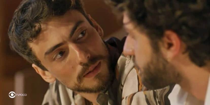 Iberê (Jaffar Bambirra) e Mavi (Chay Suede) em Mania de Você (Foto: Reprodução / Globo / Montagem TV Foco) Iberê (Jaffar Bambirra) e Mavi (Chay Suede) em Mania de Você (Foto: Reprodução / Globo / Montagem TV Foco)