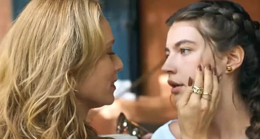 Ísis será cruel com sua irmã Michele por conta do pai (Foto: Reprodução/ TV Globo) Ísis será cruel com sua irmã Michele por conta do pai (Foto: Reprodução/ TV Globo)