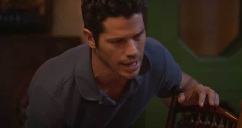 Marcelo Gouveia envolve Guilherme Tell em contrabando (Foto: Reprodução/ TV Globo/ YouTube) Marcelo Gouveia envolve Guilherme Tell em contrabando (Foto: Reprodução/ TV Globo/ YouTube)