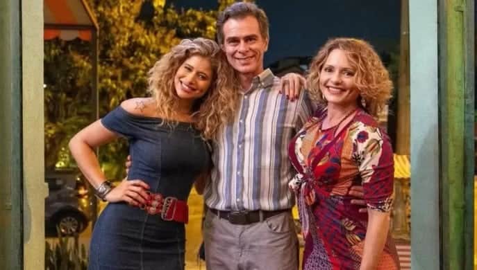Roxelle (Isadora Cruz), José (João Vitti) e Ivone (Rita Guedes) em Volta por Cima (Foto: Reprodução / Fábio Rocha / Globo) Roxelle (Isadora Cruz), José (João Vitti) e Ivone (Rita Guedes) em Volta por Cima (Foto: Reprodução / Fábio Rocha / Globo)