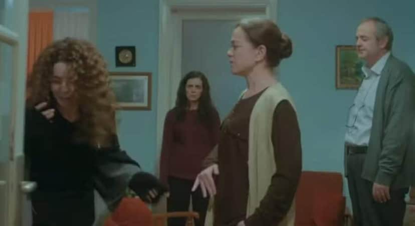 Hatice mete a mão na cara de Sirin (Foto: Reprodução/ Record TV) Hatice mete a mão na cara de Sirin (Foto: Reprodução/ Record TV)