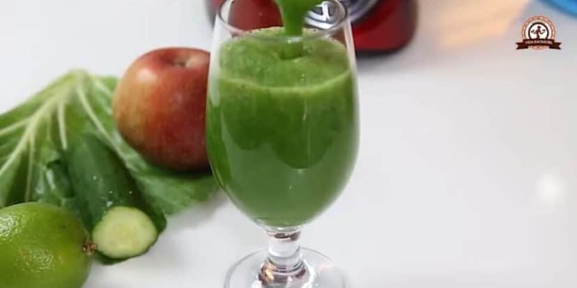 Suco com couve para ajudar a emagrecer (Reprodução: Youtube) Suco com couve para ajudar a emagrecer (Reprodução: Youtube)