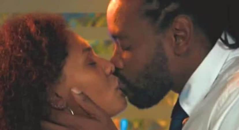 O primeiro beijo de Jão e Madá na novela, mas em breve muitos mais virão e no meio da rua (Foto: Reprodução/ TV Globoplay) O primeiro beijo de Jão e Madá na novela, mas em breve muitos mais virão e no meio da rua (Foto: Reprodução/ TV Globoplay)