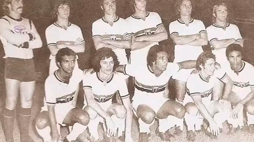 Botafogo-SP de 1977, com Sócrates e João Carlos Motoca — Foto: Reprodução/Arquivo Botafogo Botafogo-SP de 1977, com Sócrates e João Carlos Motoca — Foto: Reprodução/Arquivo Botafogo