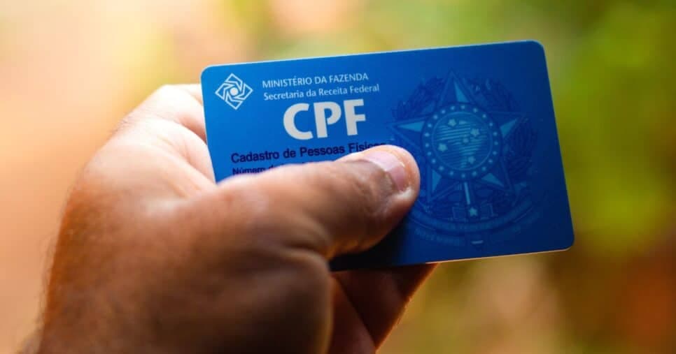 Homem segurando o CPF (Foto: Reprodução / Canva) Homem segurando o CPF (Foto: Reprodução / Canva)