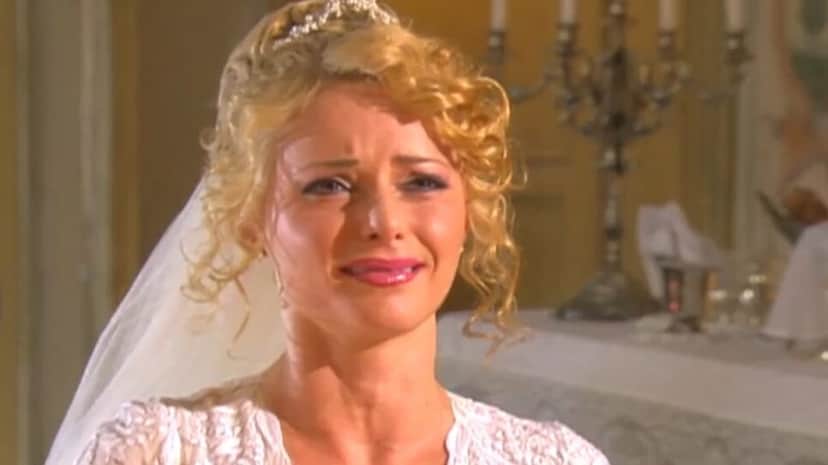Kátia se decepciona no dia do casamento, mas aceita casar com Crispim (Foto: Reprodução/ Globoplay) Kátia se decepciona no dia do casamento, mas aceita casar com Crispim (Foto: Reprodução/ Globoplay)