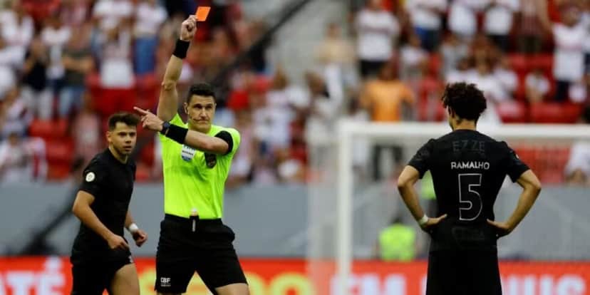 André Ramalho expulso contra o São Paulo (Reprodução: Ueslei Marcelino) André Ramalho expulso contra o São Paulo (Reprodução: Ueslei Marcelino)