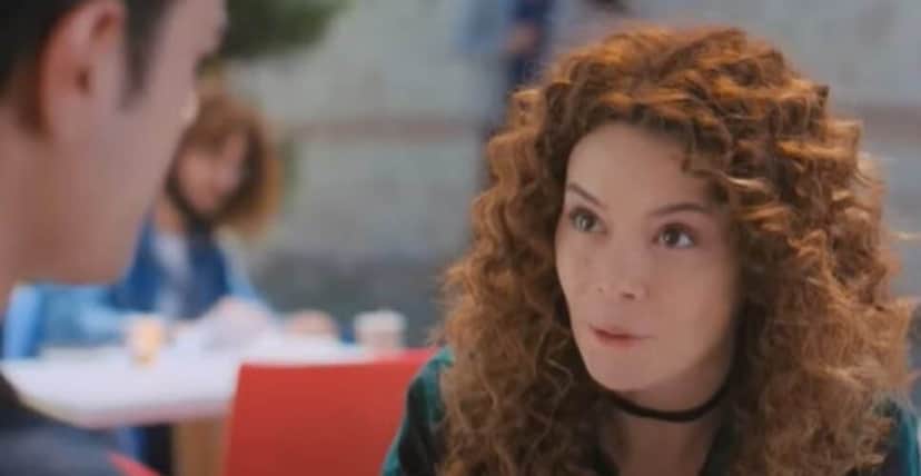 Sirin quer terencontro com Sarp e faz Levent de garoto de recados (Foto: Reprodução/ Record TV) Sirin quer terencontro com Sarp e faz Levent de garoto de recados (Foto: Reprodução/ Record TV)