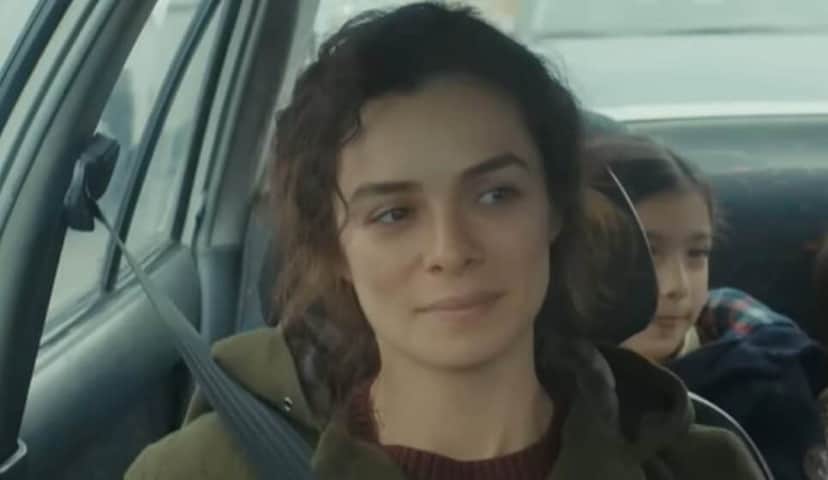 Bahar mal sabe que a própria irmã vilanesca pode ser sua salvação (Foto: Reprodução/ Record TV) Bahar mal sabe que a própria irmã vilanesca pode ser sua salvação (Foto: Reprodução/ Record TV)