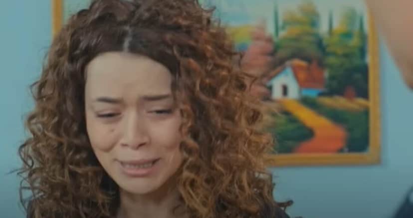 Sirin está aflita por sua mãe não acfeditar que Sarp está vivo (Foto: Reprodução/ Record TV) Sirin está aflita por sua mãe não acfeditar que Sarp está vivo (Foto: Reprodução/ Record TV)