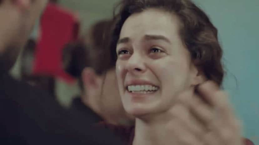 Bahar chora de felicidade ao saber que encontrou doador compatível (Foto: Reprodução/ Record TV) Bahar chora de felicidade ao saber que encontrou doador compatível (Foto: Reprodução/ Record TV)