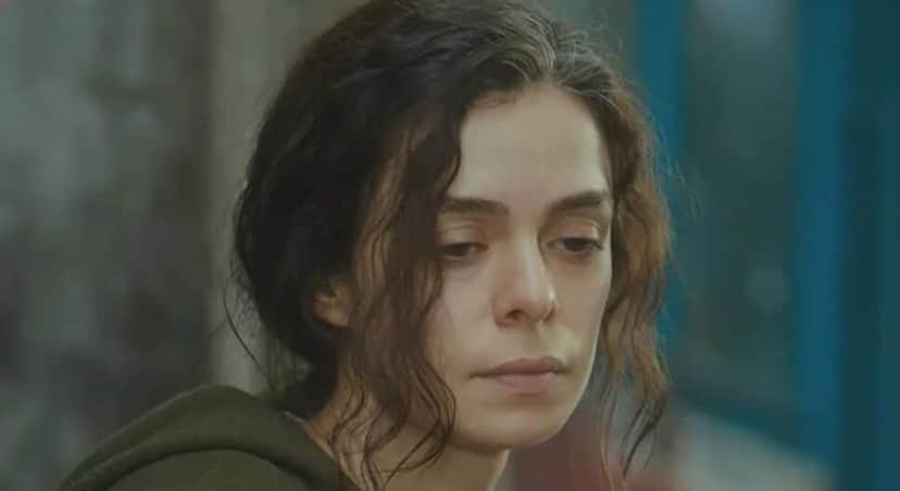 Bahar sente fortes dores e preocupa a todos familiares (Foto: Reprodução/ Record TV) Bahar sente fortes dores e preocupa a todos familiares (Foto: Reprodução/ Record TV)