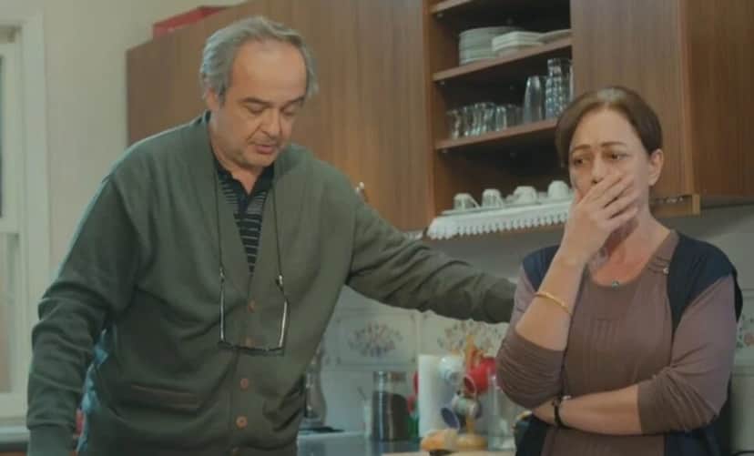 Enver comemora notícia que Sirin é compatível com Bahar, mas isto desespera Hatice (Foto: Reprodução/ Record TV) Enver comemora notícia que Sirin é compatível com Bahar, mas isto desespera Hatice (Foto: Reprodução/ Record TV)