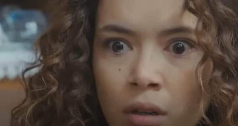 Sirin acredita que está enlouquecendo ao se deparar com buquê na cama (Foto: Reprodução/ Record TV) Sirin acredita que está enlouquecendo ao se deparar com buquê na cama (Foto: Reprodução/ Record TV)