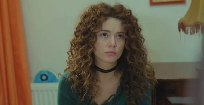 Pressionada por Hatice, Sirin vai fazer exames para ser doadora de medulo óssea (Foto: Reprodução/ Record TV) Pressionada por Hatice, Sirin vai fazer exames para ser doadora de medulo óssea (Foto: Reprodução/ Record TV)