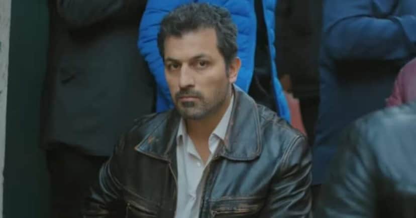 Arif está com ciúmes ao ver Musa com Enver e Bahar (Foto: Reprodução/ Record TV) Arif está com ciúmes ao ver Musa com Enver e Bahar (Foto: Reprodução/ Record TV)