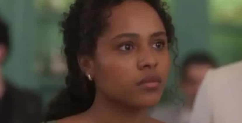 Beatriz aceita ser garota propaganda da Perfumaria Carioca, recebe agradecimento de Vera e manifestantes (Foto: Reprodução/ TV Globo) Beatriz aceita ser garota propaganda da Perfumaria Carioca, recebe agradecimento de Vera e manifestantes (Foto: Reprodução/ TV Globo)