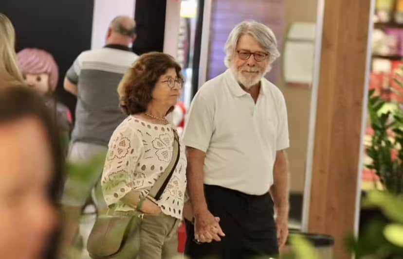 Sérgio Chapelin com a mulher, Regina Ghiaroni, em passeio em shopping no Rio — Foto: EXTRA Sérgio Chapelin com a mulher, Regina Ghiaroni, em passeio em shopping no Rio — Foto: EXTRA
