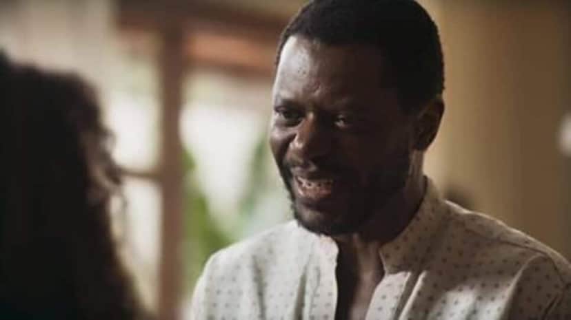 Marcel desperta no hospital, liga para Viola, vai ao reencontro da filha e ela o leva para o abrigo comunitário (Foto: Reprodução/ TV Globo) Marcel desperta no hospital, liga para Viola, vai ao reencontro da filha e ela o leva para o abrigo comunitário (Foto: Reprodução/ TV Globo)