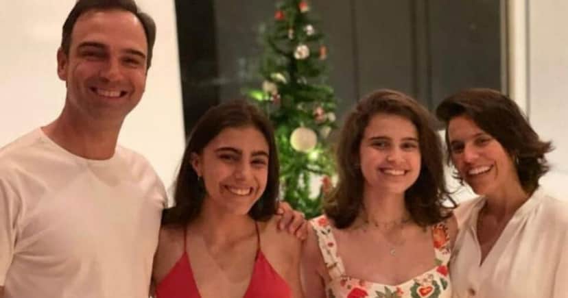 Tadeu Schmidt ao lado das filhas Valentina e Laura, e da mulher, Ana Cristina (Foto: Reprodução) Tadeu Schmidt ao lado das filhas Valentina e Laura, e da mulher, Ana Cristina (Foto: Reprodução)