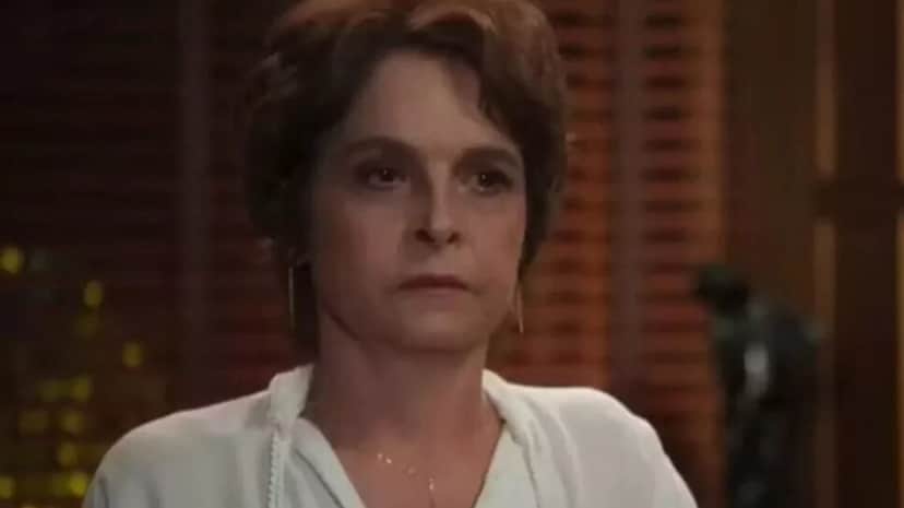 Joyce se anima em encontro com Osmar, mas leva banho de água fria do ex (Foto: Reprodução/ TV Globo) Joyce se anima em encontro com Osmar, mas leva banho de água fria do ex (Foto: Reprodução/ TV Globo)