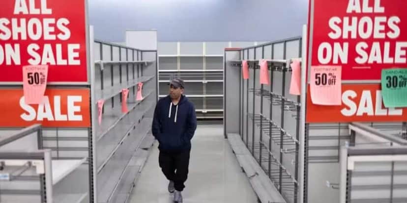 Cliente caminhando em meio às prateleiras vazias da KMART (Foto Reprodução/YouTube) Cliente caminhando em meio às prateleiras vazias da KMART (Foto Reprodução/YouTube)