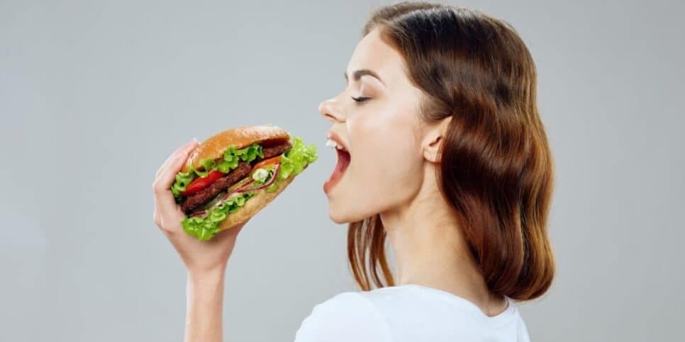 Mulher comendo lanche (Foto: Canva) Mulher comendo lanche (Foto: Canva)