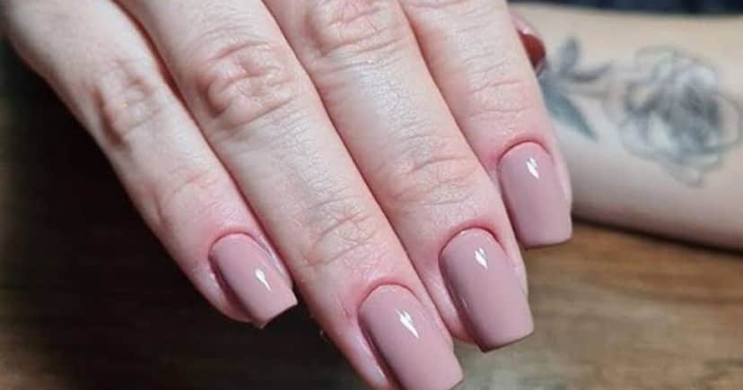 Unhas com tom nude Unhas com tom nude