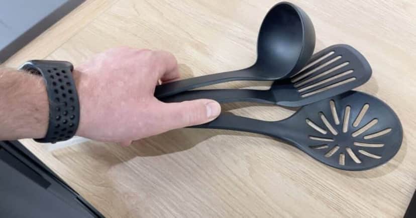 Utensílios de cozinha de plástico preto devem ser evitados (Foto: Reprodução/ Internet) Utensílios de cozinha de plástico preto devem ser evitados (Foto: Reprodução/ Internet)