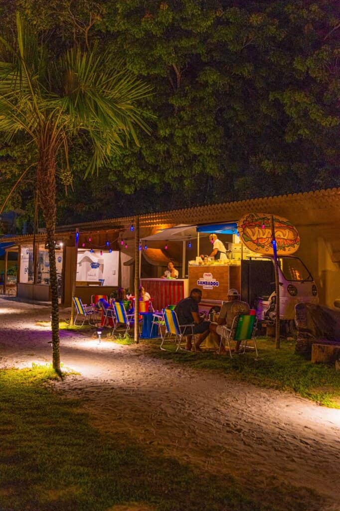 Bar das Meninas oferece um ambiente descontraído e drinks exclusivos no coração de Trancoso. Créditos: divulgação. Bar das Meninas oferece um ambiente descontraído e drinks exclusivos no coração de Trancoso. Créditos: divulgação.