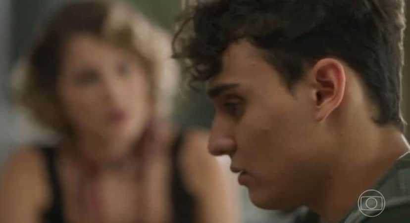 Personagem gay no armário se abre com profissional (Foto: Reprodução/ TV Globo) Personagem gay no armário se abre com profissional (Foto: Reprodução/ TV Globo)