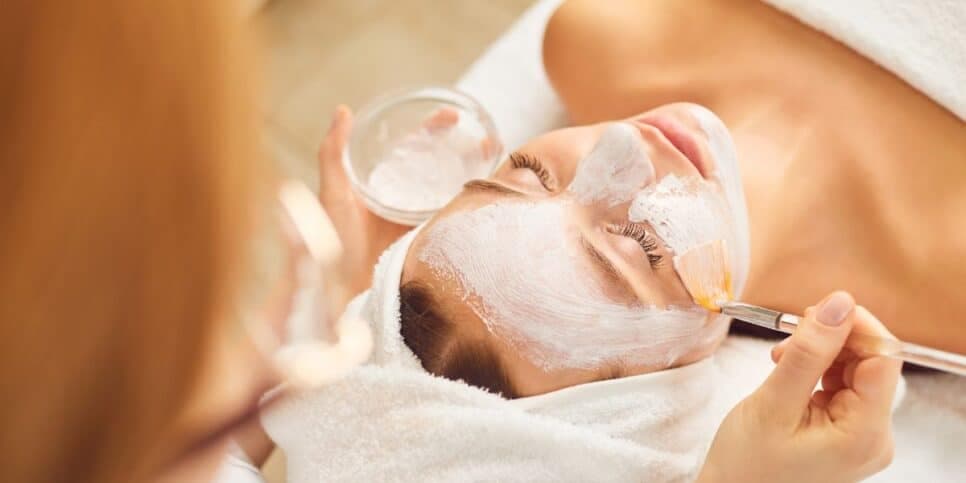Máscaras faciais tem o poder de rejuvenescer e trazer viço à pele (Foto Reprodução/Canva) Máscaras faciais tem o poder de rejuvenescer e trazer viço à pele (Foto Reprodução/Canva)