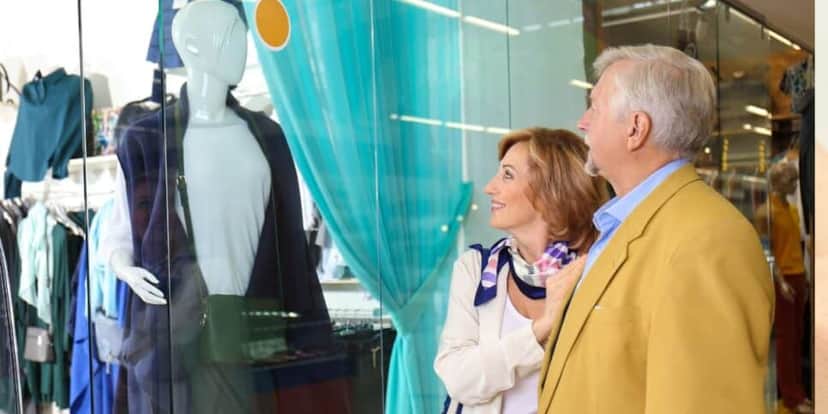 Idosos em shoppings (Foto: Canva) Idosos em shoppings (Foto: Canva)