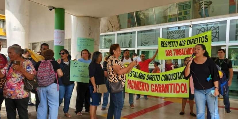 Protesto dos funcionários do setor da saúde na Prefeitura de Cuiabá (Foto Reprodução/Gazeta Digital/Mariana da Silva) Protesto dos funcionários do setor da saúde na Prefeitura de Cuiabá (Foto Reprodução/Gazeta Digital/Mariana da Silva)