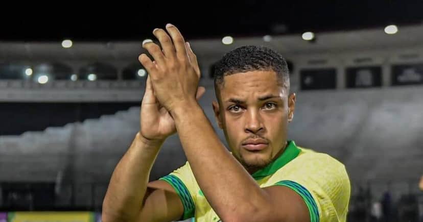 Vitor Roque com a camisa da Seleção Brasileira Vitor Roque com a camisa da Seleção Brasileira