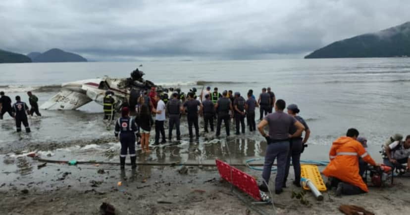 Avião cai em Ubatuba (Foto: Defesa Civil de São Paulo) Avião cai em Ubatuba (Foto: Defesa Civil de São Paulo)