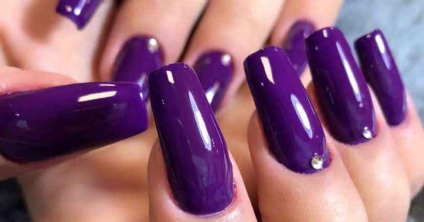 Esmalte roxo escuro - (Foto: Internet) Esmalte roxo escuro - (Foto: Internet)