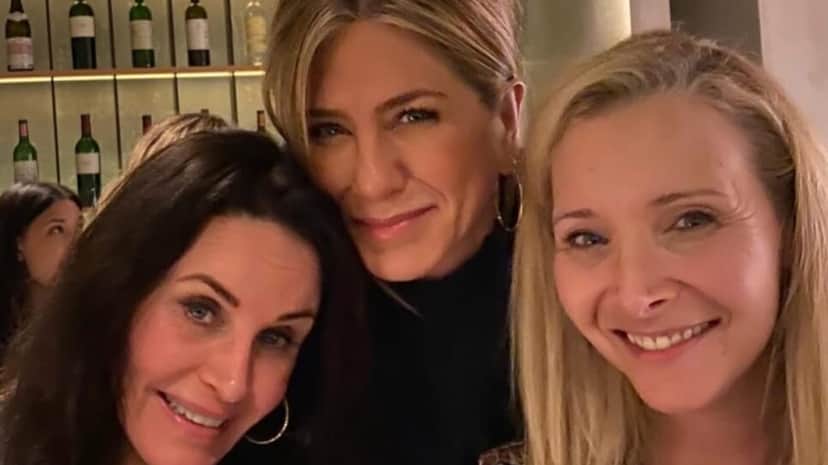 Jennifer Aniston (centro) com suas colegas de elenco de Friends (Foto: Reprodução/ Instagram) Jennifer Aniston (centro) com suas colegas de elenco de Friends (Foto: Reprodução/ Instagram)