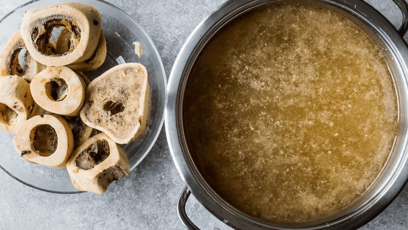 Caldo de ossos (Foto Reprodução/Freepik) Caldo de ossos (Foto Reprodução/Freepik)