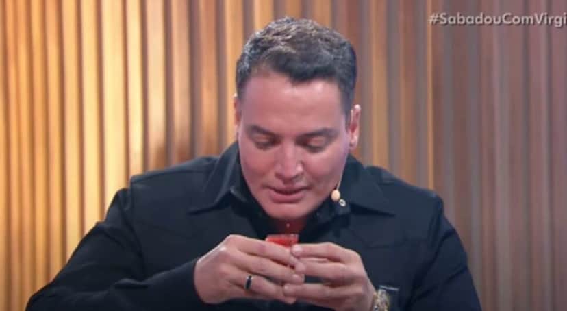Convidado pagou a prenda da brincadeira e não contou a fofoca que sabe de famoso (Foto: Reprodução/ YouTube) Convidado pagou a prenda da brincadeira e não contou a fofoca que sabe de famoso (Foto: Reprodução/ YouTube)