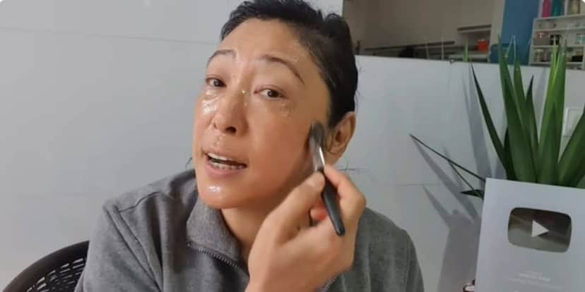 Aplique a máscara facial com a ajuda de um pincel (Reprodução: Youtube) Aplique a máscara facial com a ajuda de um pincel (Reprodução: Youtube)