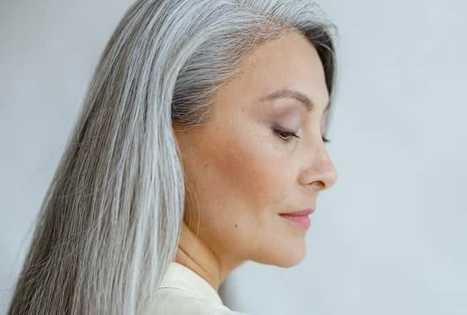 Mulher de cabelo grisalho (Foto: Reprodução / Canva) Mulher de cabelo grisalho (Foto: Reprodução / Canva)