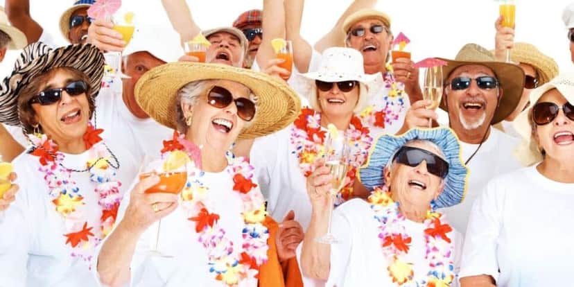 Idosos comemorando (Foto: Canva) Idosos comemorando (Foto: Canva)