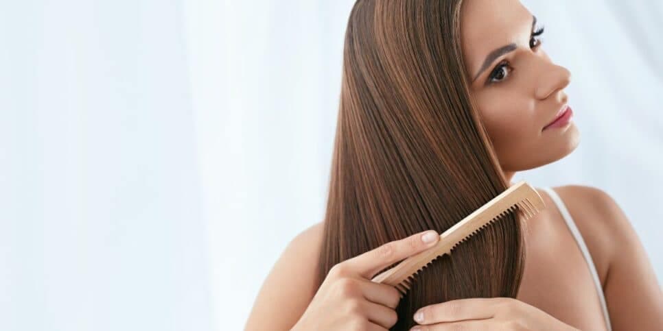 Jovem penteando o cabelo (Foto: Canva) Jovem penteando o cabelo (Foto: Canva)