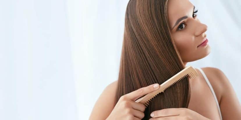 Jovem penteando o cabelo (Foto: Canva) Jovem penteando o cabelo (Foto: Canva)