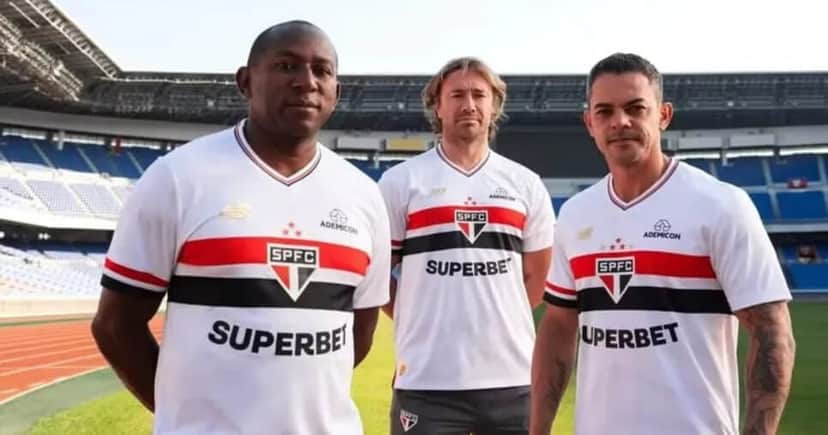 Mineiro, Lugano e Josué com a nova camisa do São Paulo no Japão (Foto: Divulgação/São Paulo) Mineiro, Lugano e Josué com a nova camisa do São Paulo no Japão (Foto: Divulgação/São Paulo)