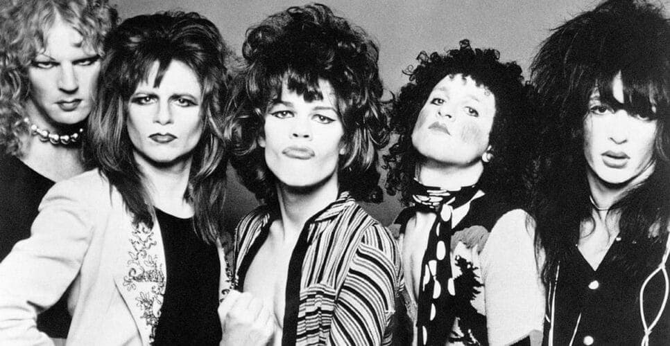 Formação original do New York Dolls - o cantor em questão (ao centro) é o único vivo (Foto: Reprodução/ Internet) Formação original do New York Dolls - o cantor em questão (ao centro) é o único vivo (Foto: Reprodução/ Internet)